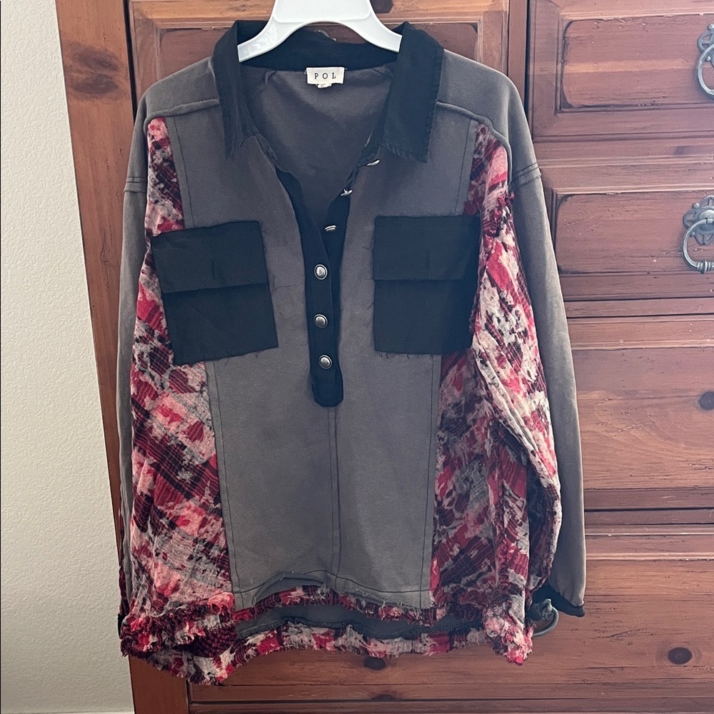 POL Women’s Gray and Red Floral Plaid Shirt Jacket NWOT